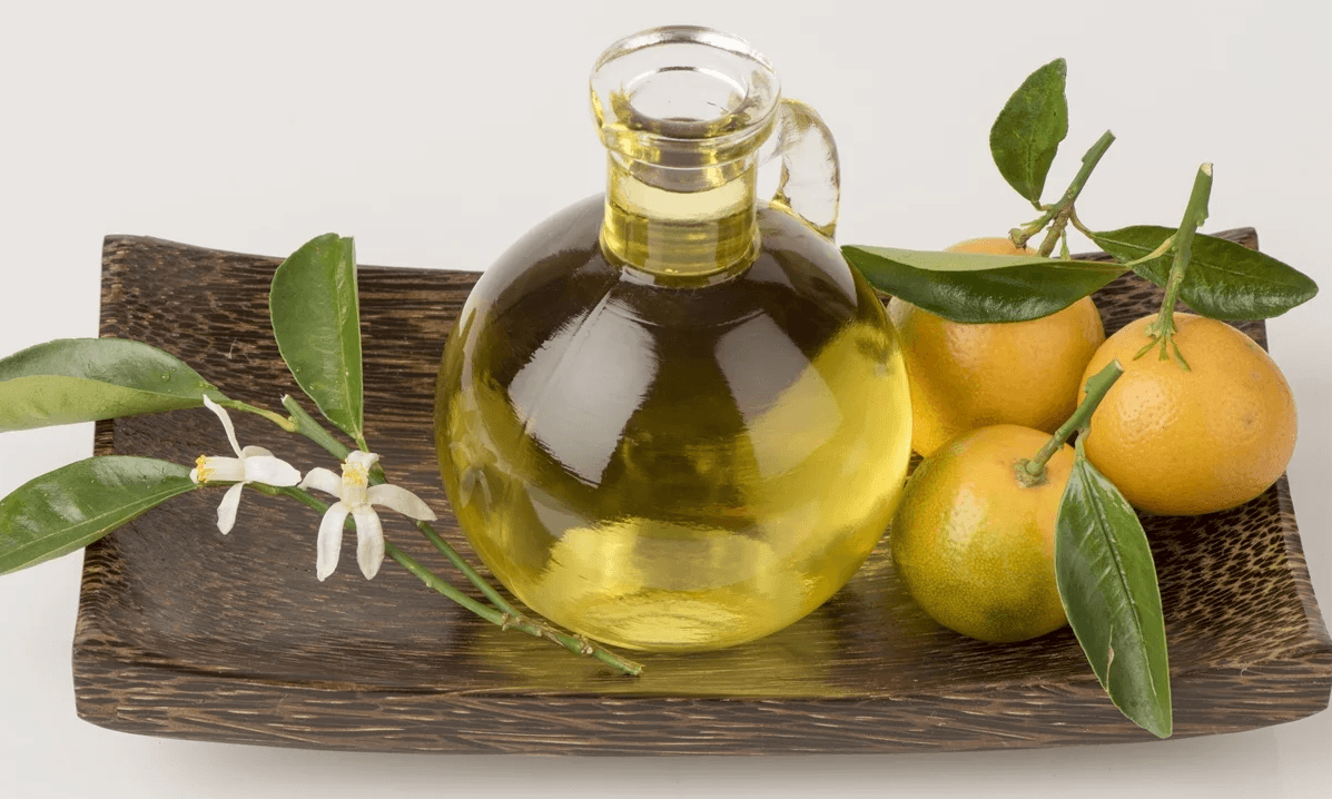 efir-petitgreyna-v-prozrachnom-sosude-i-plody-8580002